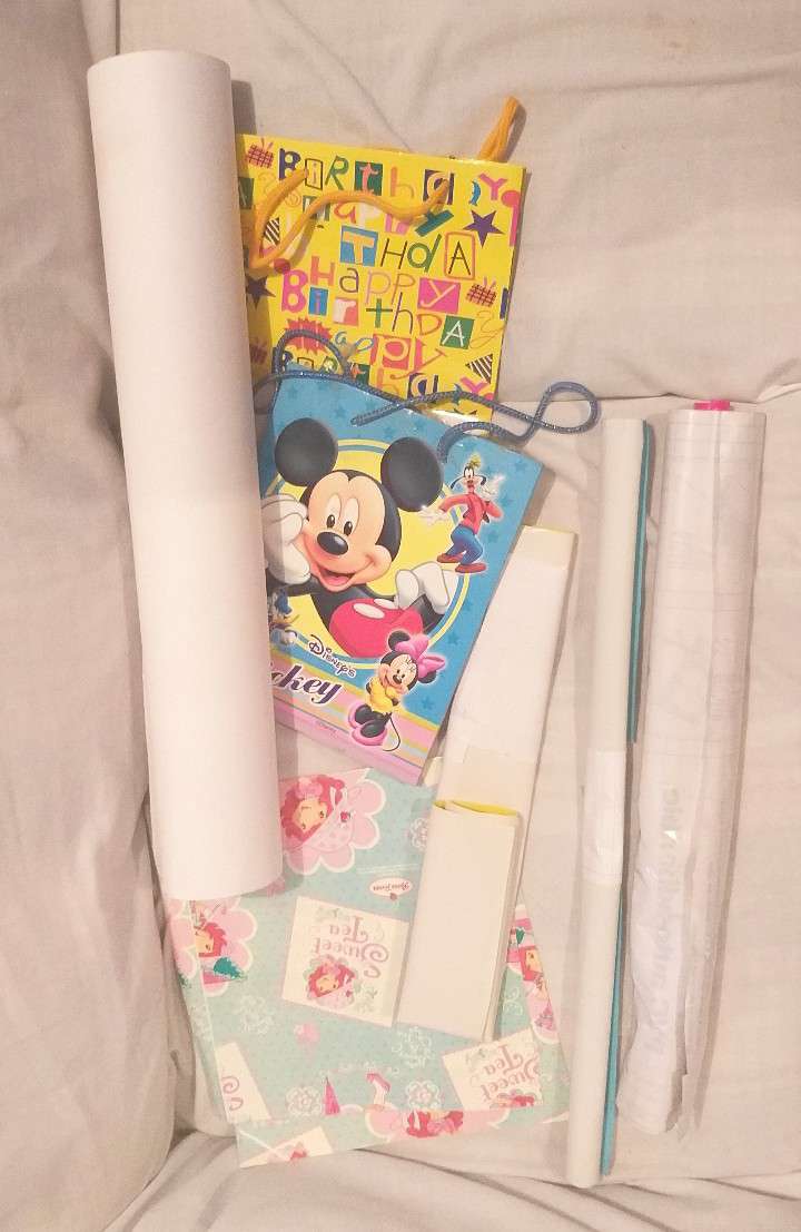 Gises tiza, brillantina, papel lustre, cartulina y envolturas regalo  2