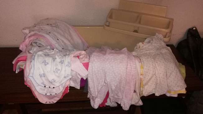 REGALO Ropa y bañera para bebé de o a 3 meses REGALO Ropa y bañera para bebé de o a 3 meses