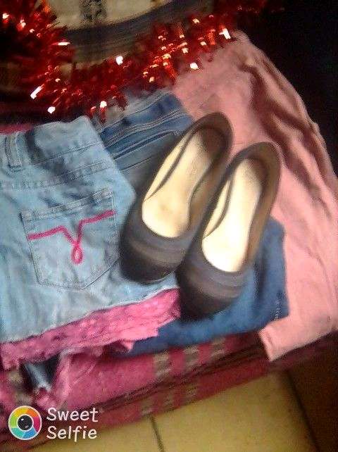 REGALO falda,pantalones de dama color (rosa palo y azul) Zapatos en muy buen estado?? REGALO falda,pantalones de dama color (rosa palo y azul) Zapatos en muy buen estado??