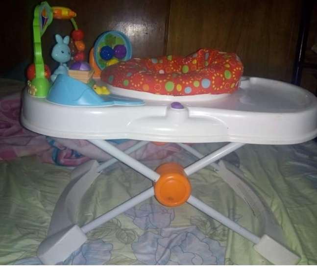 REGALO Mesa de juego Fisher price 2