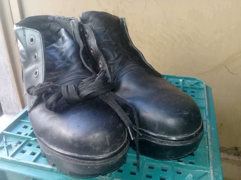 REGALO borcegos nuevos 40 punta de acero
