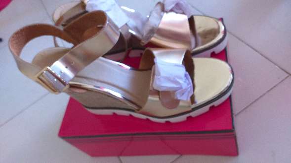 REGALO zapatos 1 sin estrenar 2 un poco usados y sandalias REGALO zapatos 1 sin estrenar 2 un poco usados y sandalias