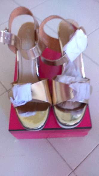 REGALO zapatos 1 sin estrenar 2 un poco usados y sandalias   2