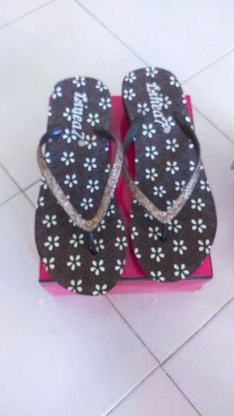 REGALO zapatos 1 sin estrenar 2 un poco usados y sandalias   3