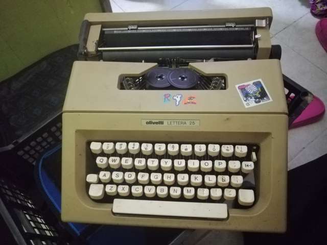 REGALO Maquina de escribir oliveti