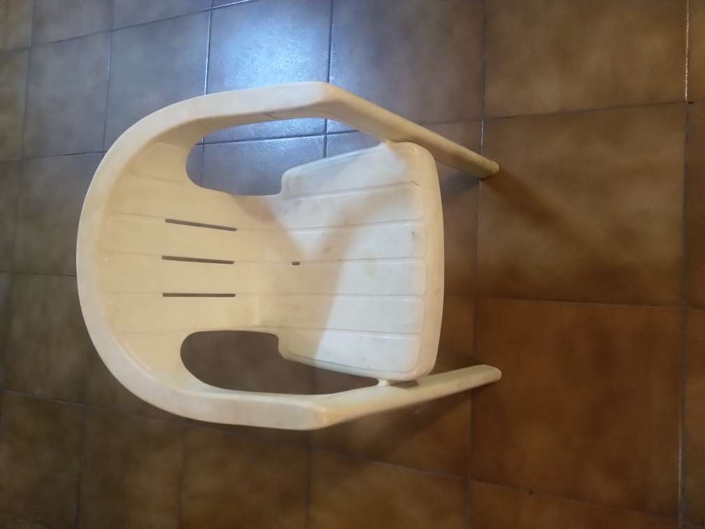 REGALO sillita de plástico para niño REGALO sillita de plástico para niño