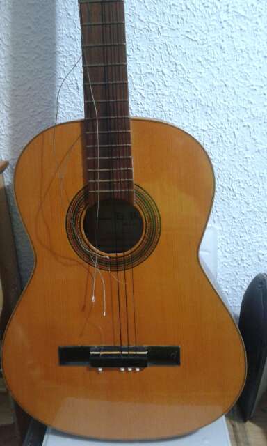REGALO guitarra española con algún 