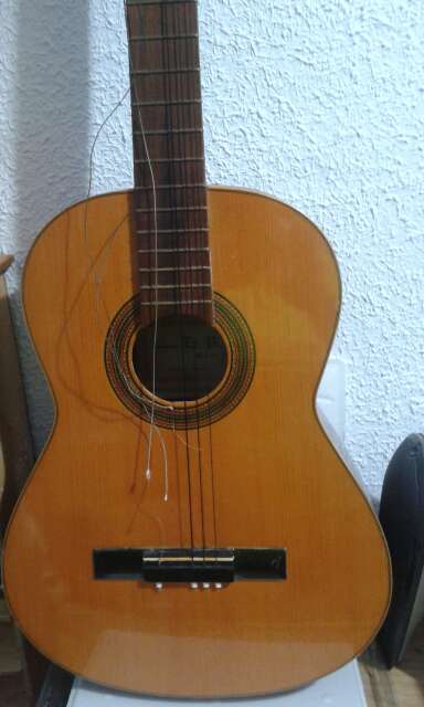 REGALO guitarra espaola con algn  1