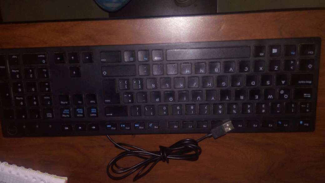 REGALO teclado con entrada USB 