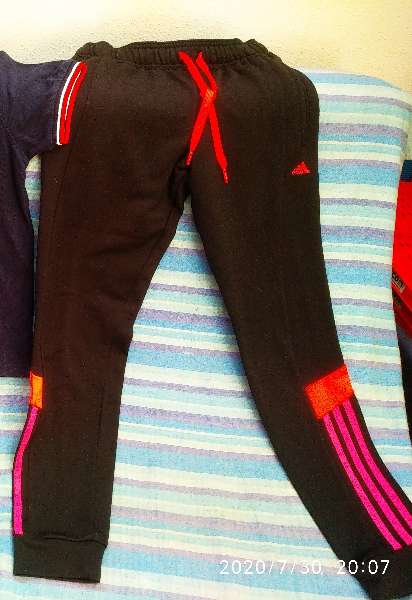 REGALO pantaln Adidas . equivalente a 12 aos 