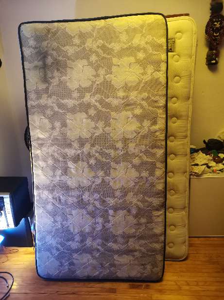 REGALO Base de madera y 2 colchones individuales  4