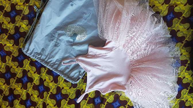 REGALO Maillot Ballet Domyos Decthlon talla 8 aos. No envo, recoger en Madrid barrio Peagrande.