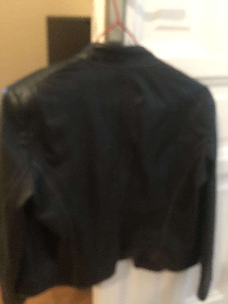 REGALO Chaqueta de cuero negra. Talla M. Tiene una pequea rotura en la manga derecha  2
