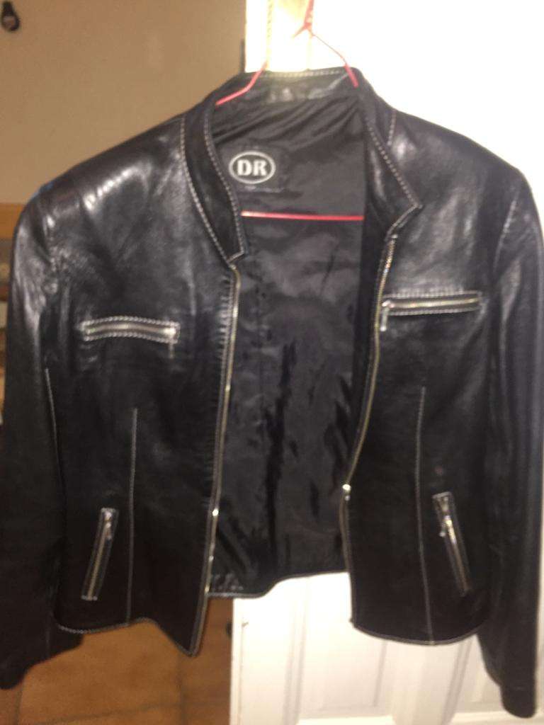 REGALO Chaqueta de cuero negra. Talla M. Tiene una pequea rotura en la manga derecha 