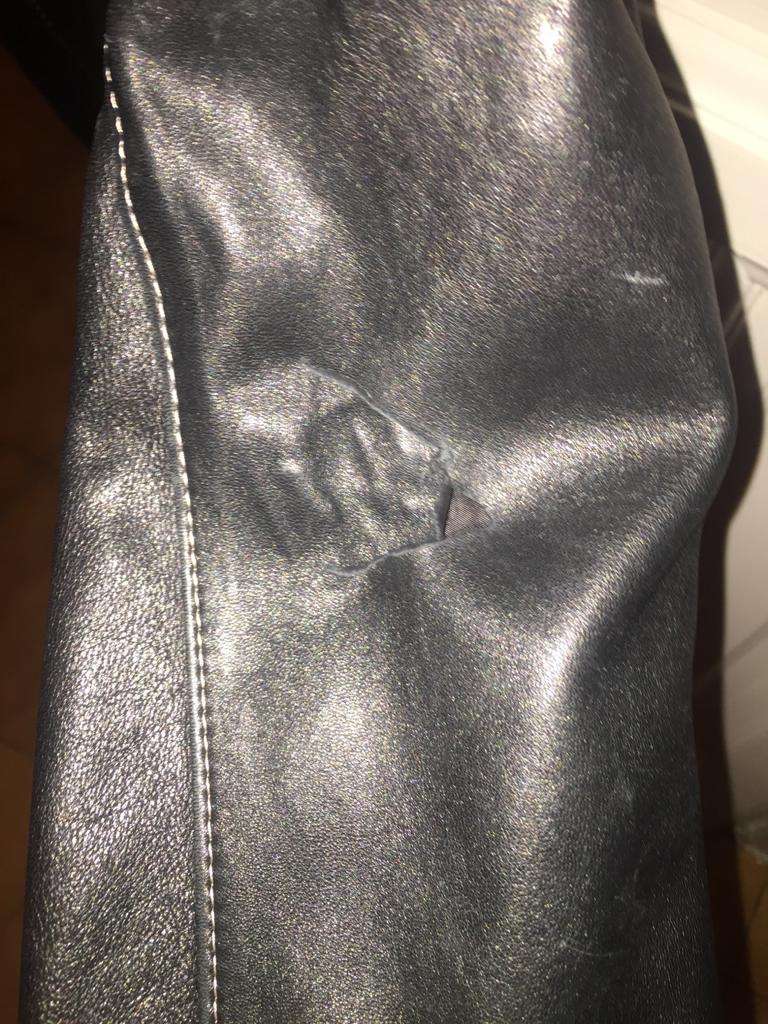 REGALO Chaqueta de cuero negra. Talla M. Tiene una pequea rotura en la manga derecha  3