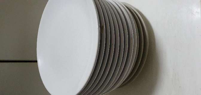 REGALO vajilla: 9 platos grandes, 12 medianos, dos recipientes, 4 tazas. 2