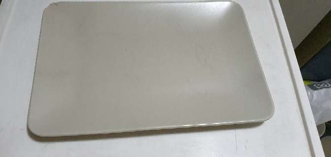 REGALO vajilla: 9 platos grandes, 12 medianos, dos recipientes, 4 tazas. 4