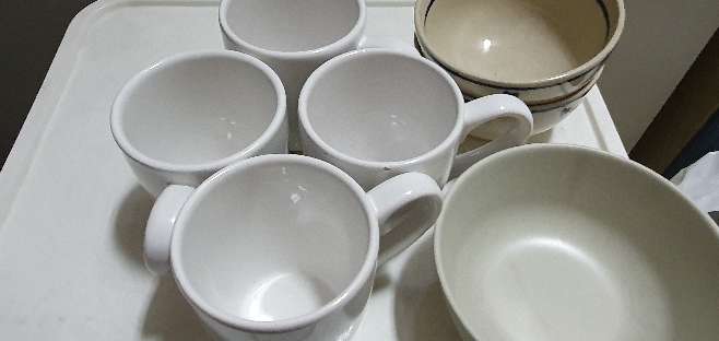 REGALO vajilla: 9 platos grandes, 12 medianos, dos recipientes, 4 tazas. 3