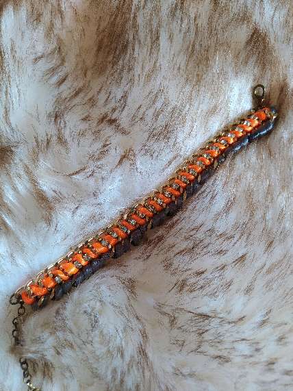 REGALO Pulsera naranja y gris y otra de madera 1