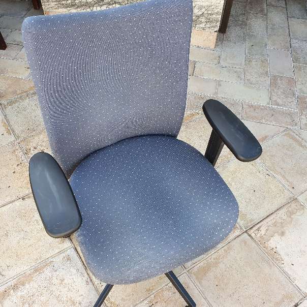 REGALO silla de trabajo giratoria elevable usada 3