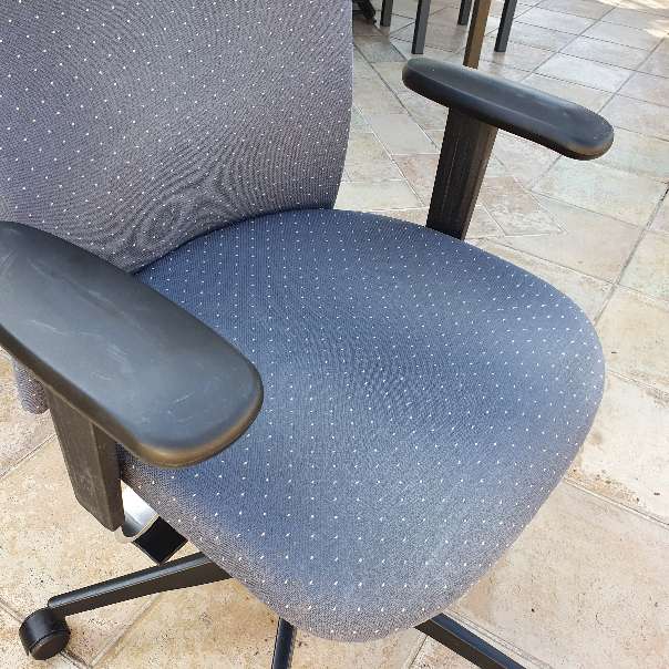 REGALO silla de trabajo giratoria elevable usada REGALO silla de trabajo giratoria elevable usada
