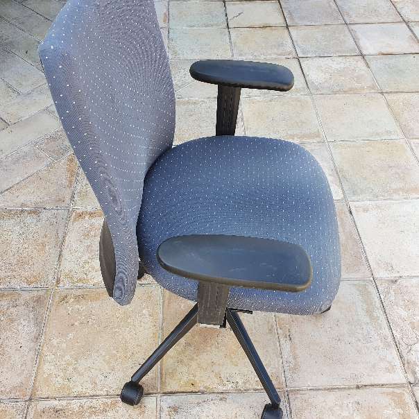 REGALO silla de trabajo giratoria elevable usada 2