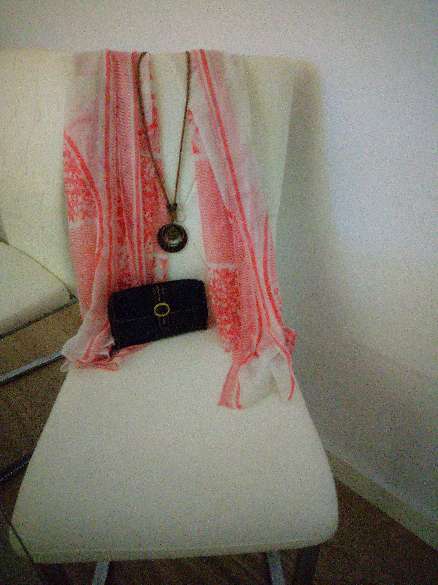 REGALO Pañuelo , collar y cartera . REGALO Pañuelo , collar y cartera .
