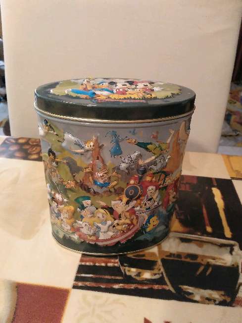 REGALO Lata de caramelos Disney