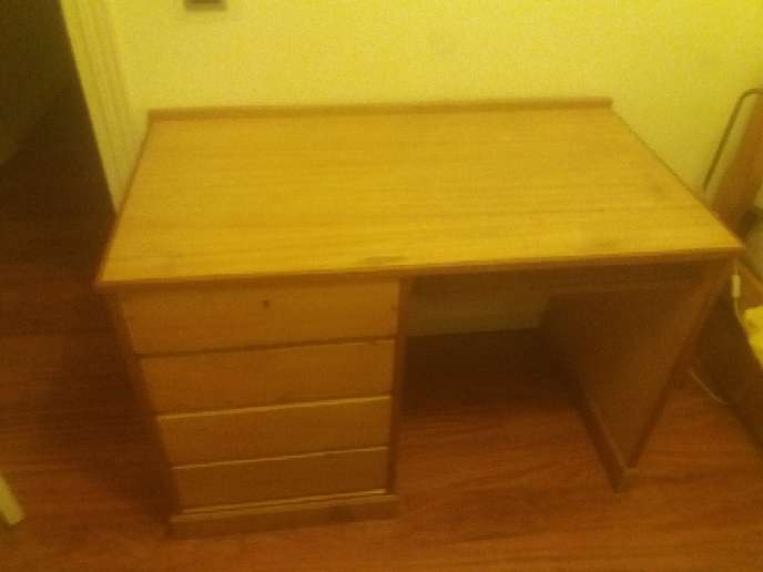 REGALO Mesa de escritorio de madera