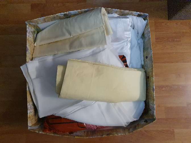 REGALO Lote de encajes y retales de telas variadas