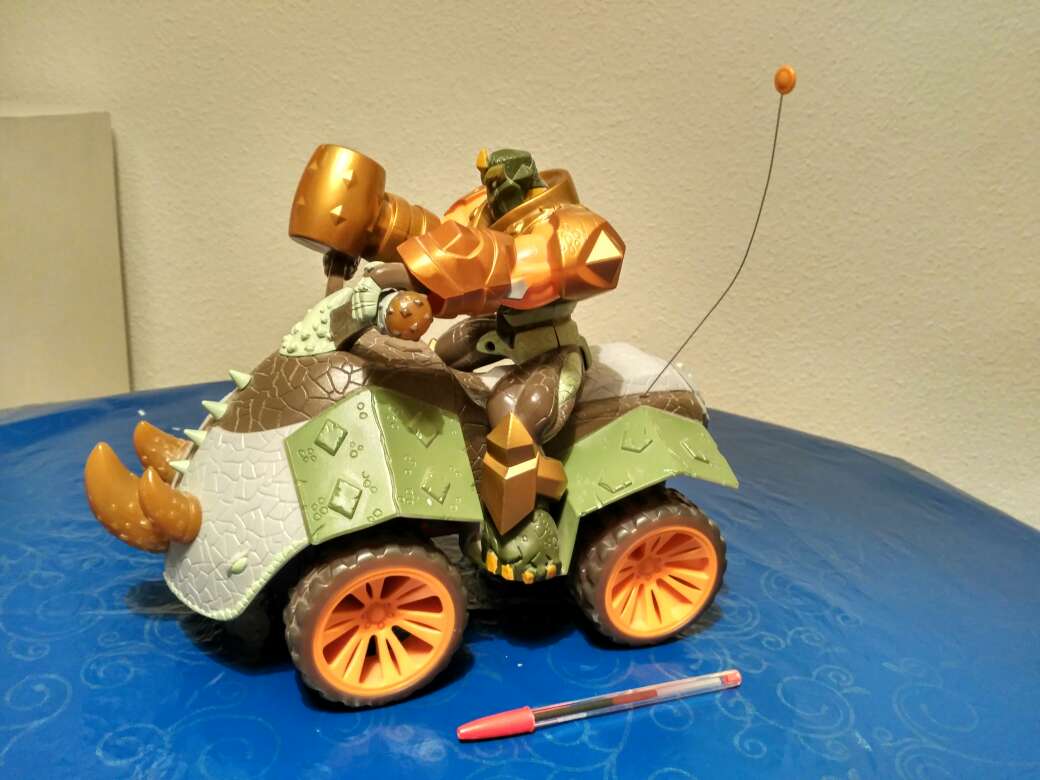REGALO Juguetes: Gormiti en moto. Con mando telecontrol REGALO Juguetes: Gormiti en moto. Con mando telecontrol