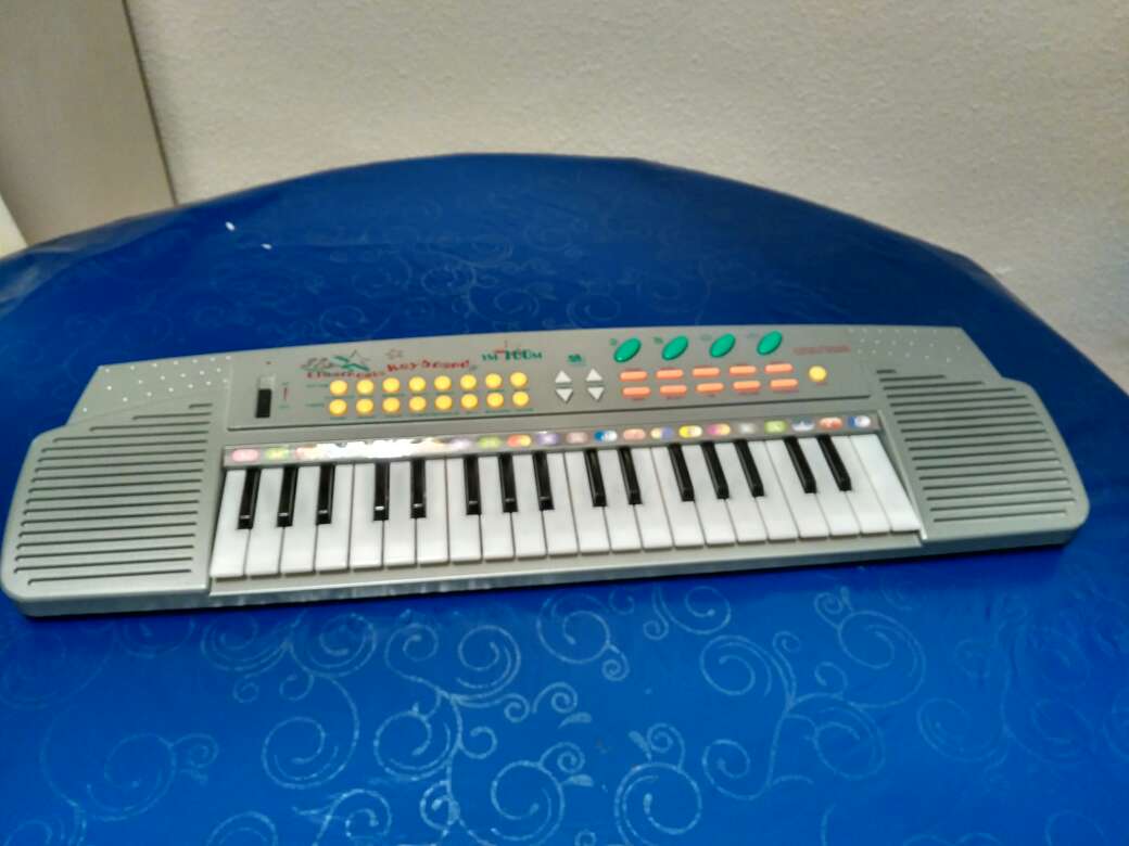 REGALO Teclado electrónico de juguete REGALO Teclado electrónico de juguete