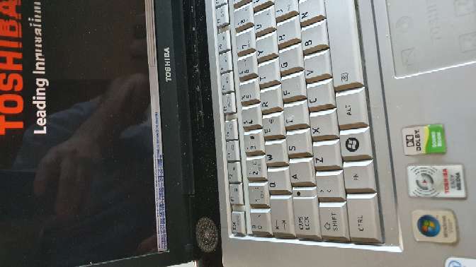 REGALO Toshiba centrino 3 gb Ram. La pantalla está defectuosa. Habría que reconfigurarlo entero. Con CD de drivers originales . 3