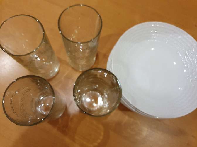 REGALO 4 vasos grandes y 9 platos soperas en buen estado REGALO 4 vasos grandes y 9 platos soperas en buen estado