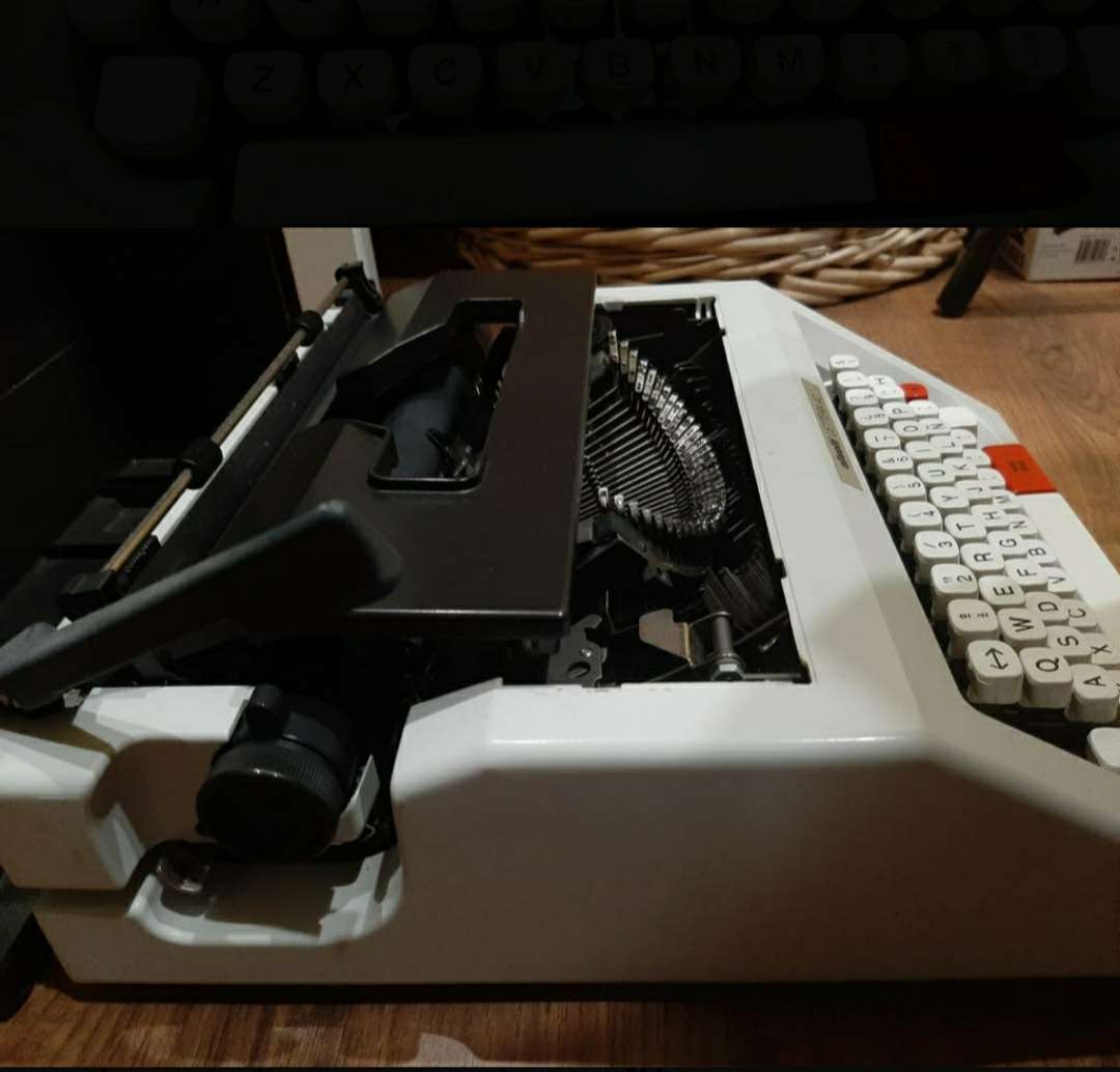REGALO Mquina de escribir Olivetti 4