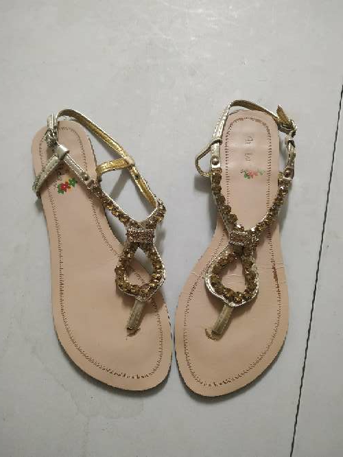 REGALO sandalias planas 2