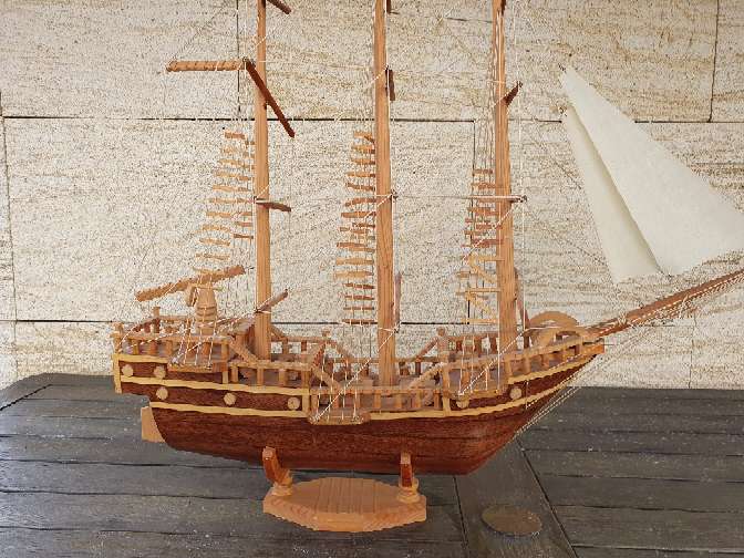 REGALO Bonito barco de vela madera 2