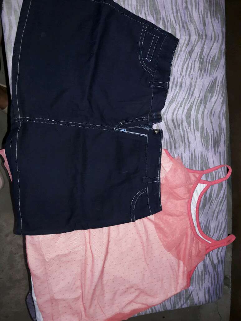 REGALO pollera de jeans azúl ocuro y musculosa rosa con encaje  1