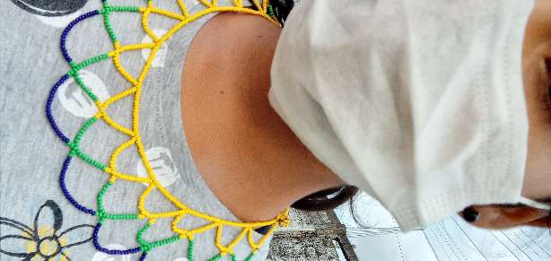 te regalo un collar de chaquiras 