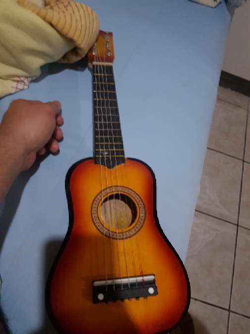 REGALO guitarra pequea 
