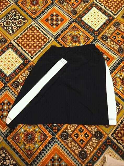 REGALO falda negra con blanco 