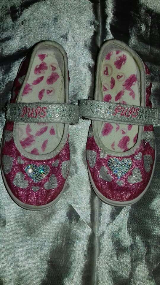 REGALO Zapatos de nena, talle 28, buen estado.