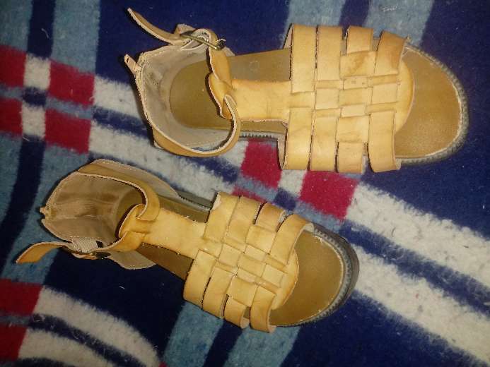 REGALO sandalia de cuero 2