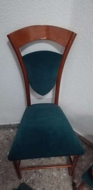 REGALO set de 4 sillas de madera, color verde oliva. REGALO set de 4 sillas de madera, color verde oliva.