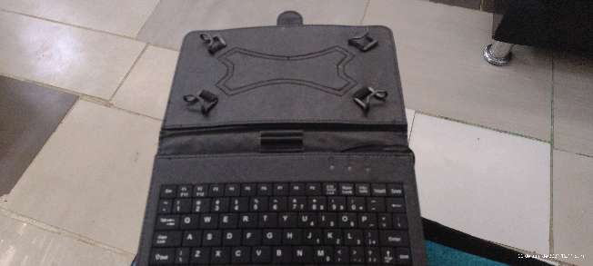 REGALO estuche y teclado para tablet semi usado 2