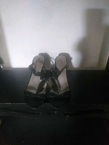 REGALO Tacones color negro Talla 39 REGALO Tacones color negro Talla 39