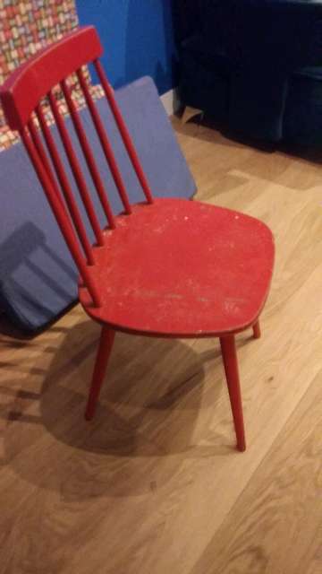 REGALO silla roja de madera