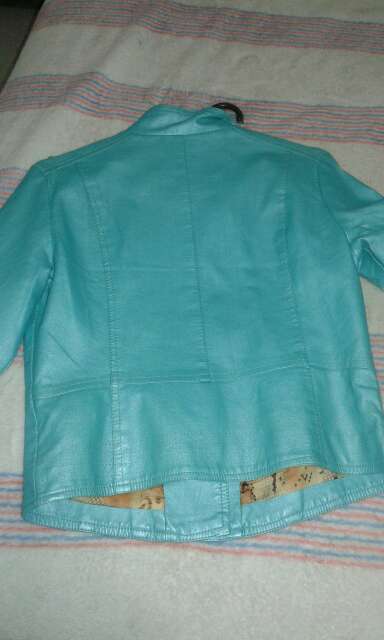 REGALO Campera de cuero nueva. Talle M pero es mas chica.  2