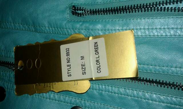 REGALO Campera de cuero nueva. Talle M pero es mas chica.  4