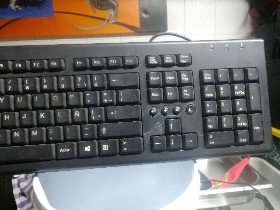 REGALO Un teclado usado pero funciona 2